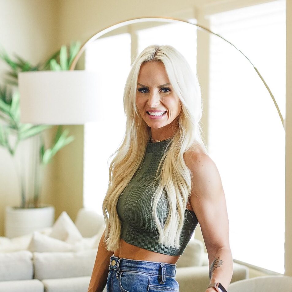 How Linzie Clawson founded Fed Up Kitchen, and how she franchised it without going into debt. Fed Up Kitchen is a Utah-based company that helps people meet fitness goals through food.